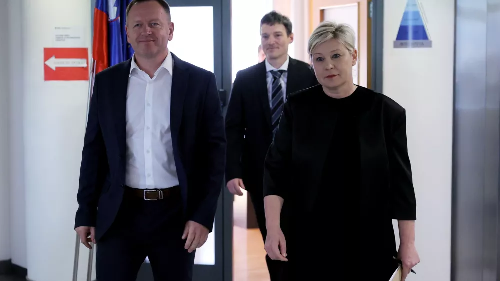 Ljubljana, KPK.Skupna novinarska konferenca Komisije za preprecevanje korupcije in Uprave RS za javna placila glede objav transakcij v novi aplikaciji Erar.Predsednik KPK Robert Sumi, njegov namestnik David Lapornik in generalna direktorica Uprave RS za javna placila Urska Kos.