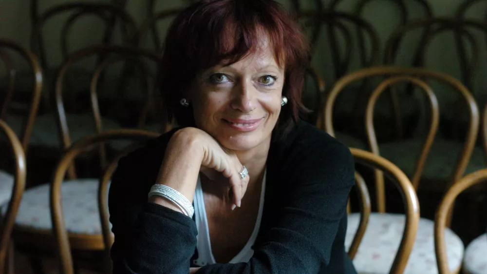 dr. Manca Košir, doktorica filoloških ved - visokošolska učiteljica - Izredna profesorica FDV, Preučuje in poučuje novinarski diskurz in etiko. Je ekspert za časopisne novinarske žanre, //FOTO: Jaka Adamič