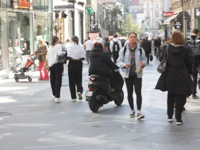 Čopova ulica - pe&scaron;ci - motorno kolo - motor - skuter - kolo s pomožnim motorjem - 05.10.2022 - prepoved vožnje za vsa motorna kolesa - pe&scaron; cona v sredi&scaron;ču Ljubljane //FOTO: Tomaž Skale 