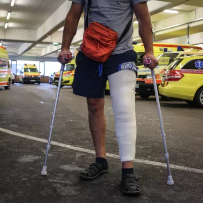 ﻿- simbolična fotografija - zdravstvo - reševalno vozilo (rešilec) - prva pomoč - poškodba - - 10.08.2016 - Interna klinika UKC v Ljubljani - internistična prva pomoč   //FOTO: Luka Cjuha.