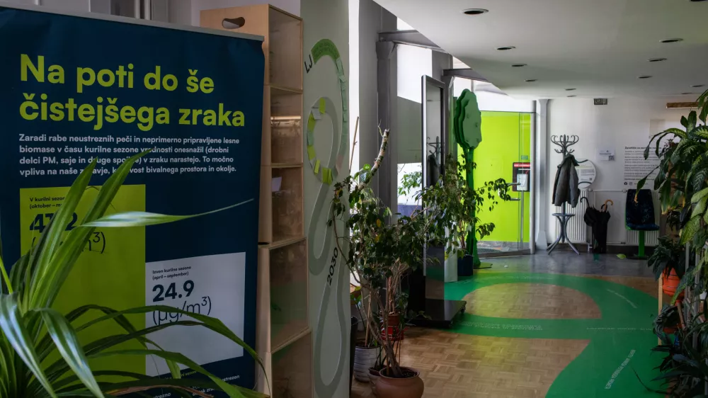 Informacijska pisarna na Pogačarjevem trgu je med tednom odprta za javnost. Poleg svetovanj in delavnic nudijo tudi možnost, da tam pustite rastlino ali da jo posvojite. Foto: Bojan Velikonja