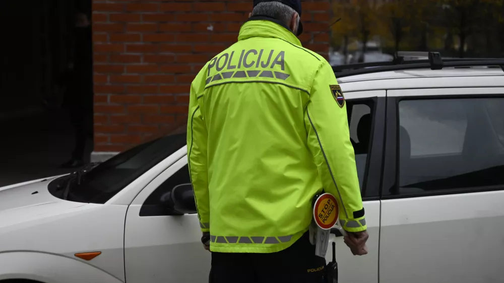 - preizkus alkoholiziranosti - alkotest, alkohol v prometu, policija - 06.12.2022 - policisti Postaje prometne policije Ljubljana vr&scaron;ili postopke preizkusov alkoholiziranosti voznikov v prometu na Kotnikovi ulici pred poslopjem Agencije za varnost prometa - //FOTO: Nik Erik Neubauer