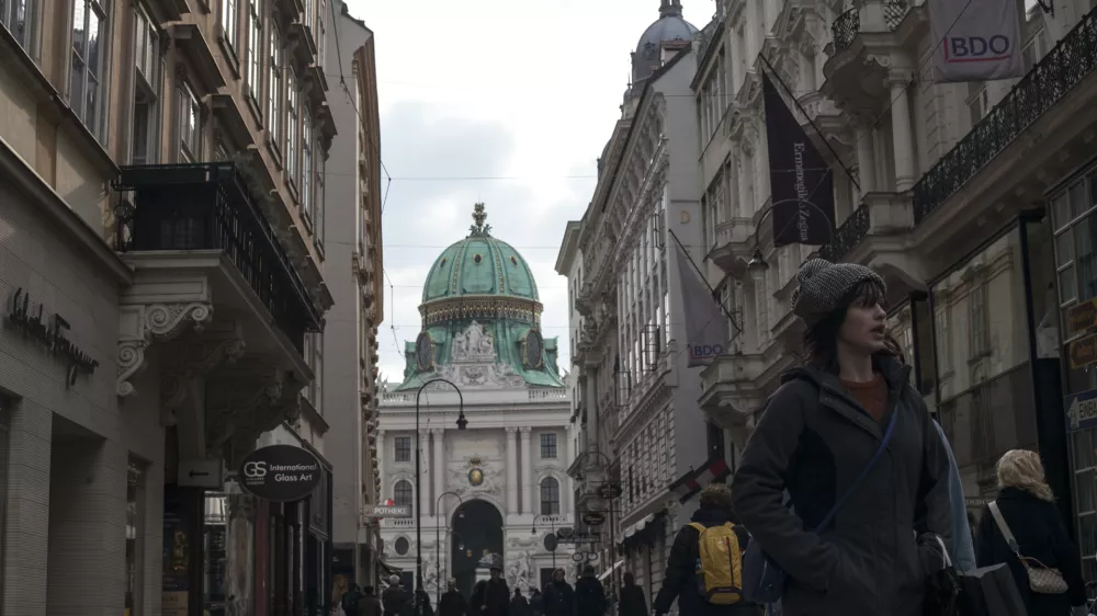 ﻿- Kolhmarkt ulica -- 16.03.2015 - AVSTRIJA - glavno mesto Dunaj s stoletno tradicijo občinske gradnje - avstrijska stanovanjska politika za subvencioniranje stanovanj - ///FOTO: Luka Cjuha OPOMBA: ZA OBJAVO V PRILOGI – DNEVNIKOV OBJEKTIV - REPORTAŽA 2015