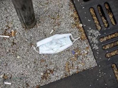 ﻿- odvržene zaščitne rokavice in maske po uporabi na tleh ob cestah, pločnikih, drugih javnih površinah ter v naravi - 20.04.2020 – Epidemija Koronavirus COVID-19 v Sloveniji – ukrep obvezna uporaba zaščitnih mask in rokavic v trgovinah in drugih javnih zaprtih prostorih //FOTO: Matjaž Rušt