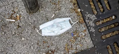 ﻿- odvržene zaščitne rokavice in maske po uporabi na tleh ob cestah, pločnikih, drugih javnih površinah ter v naravi - 20.04.2020 – Epidemija Koronavirus COVID-19 v Sloveniji – ukrep obvezna uporaba zaščitnih mask in rokavic v trgovinah in drugih javnih zaprtih prostorih //FOTO: Matjaž Rušt