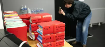 Sodni spisi v dvorani kazenskega sodišča v Vannesu / Foto: Profimedia