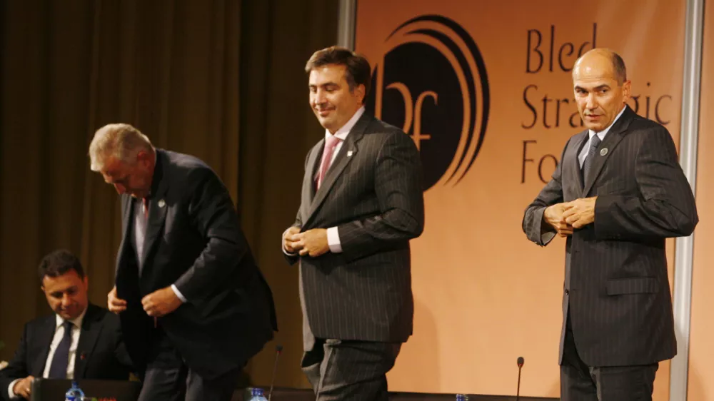 Dimitrij Rupel (minister za zunanje zadeve Republike Slovenije in predsedujoči Strate&scaron;kemu forumu Bled), Gruzijski predsednik Mihail Saka&scaron;vili in premier Janez Jan&scaron;a- Strate&scaron;ki forum Bled 2007 - druga letna konferenca pod naslovom Evropska unija 2020: združena in enotna v organizaciji ministrstva za zunanje zadeve in Centra za evropsko prihodnost//FOTO: Bojan Velikonja  OPOMBA: ZA OBJAVO V ČASOPISU DNEVNIK