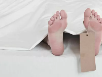 truplo v mrtvašnici