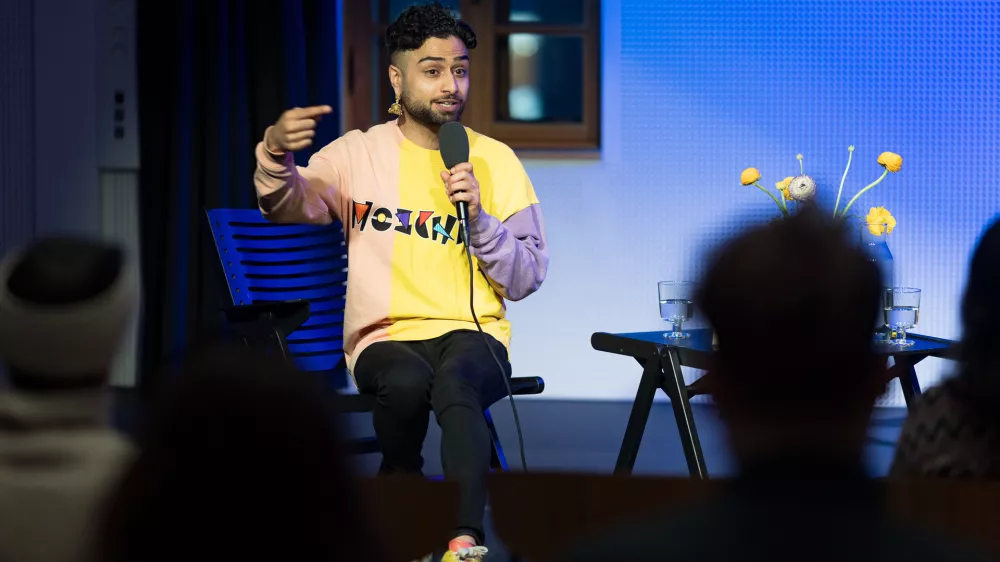 Saif ur Rehman Raja je na Vodnikovi domačiji predstavil svoj avtobiografski roman Hidžra. Prepričan je, da se bo lahko z njim poistovetil marsikdo z migrantsko izkušnjo. Foto: Matej Pušnik