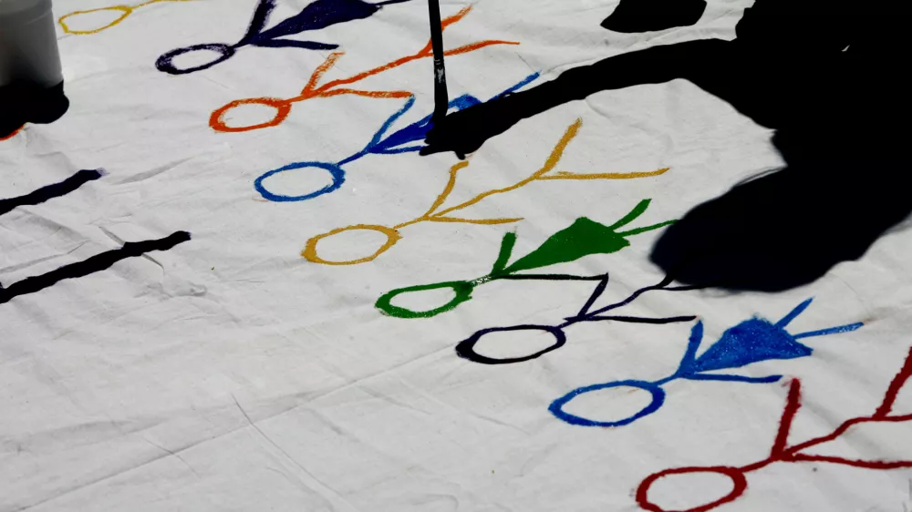 - ilustrativna fotografija - otroci, otroštvo, risanje, medčloveški odnosi, čopič, roka.- 6. mednarodni festival za otroke s posebnimi potrebami Igraj se z mano 2012 - //FOTO: Bojan Velikonja