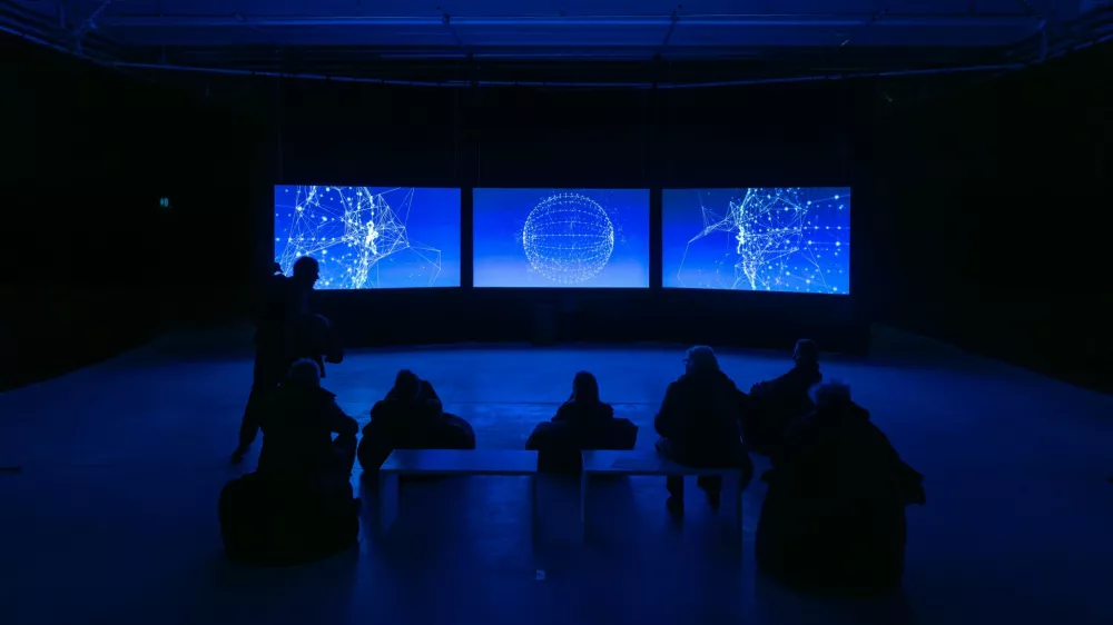 Zvočno-vizualna instalacija Shone Illingworth Topologije zračnega prostora v Cukrarni ni le umetniški dogodek, temveč tudi kričeče opozorilo in poziv k dejanjem. Foto: Blaž Gutman, MGML