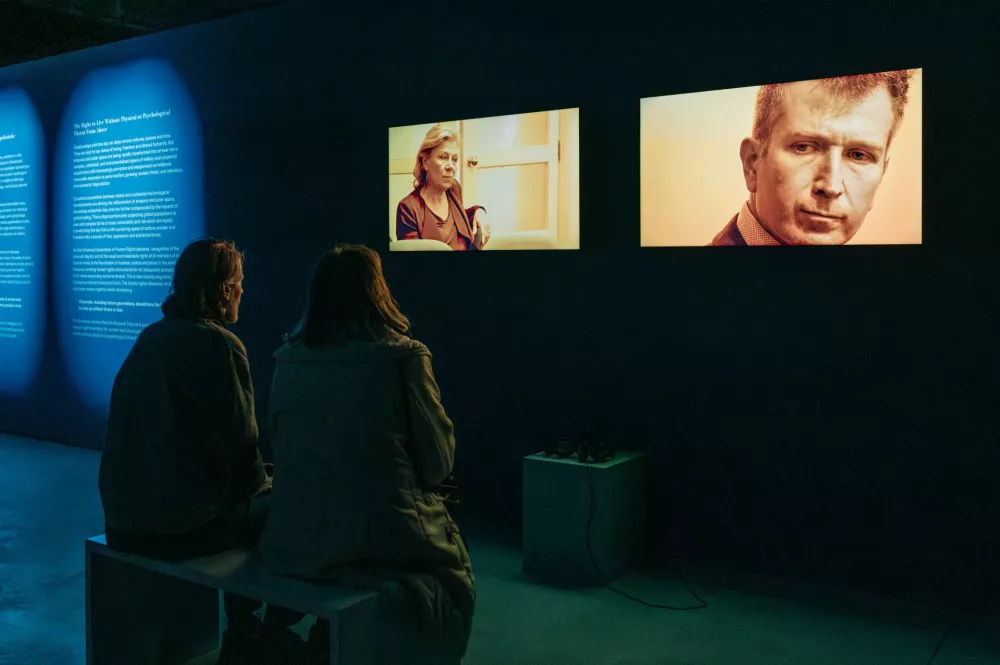 Zvočno-vizualna instalacija Shone Illingworth Topologije zračnega prostora v Cukrarni ni le umetniški dogodek, temveč tudi kričeče opozorilo in poziv k dejanjem. Foto: Blaž Gutman/MGML