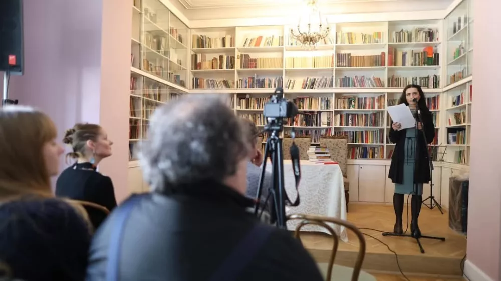 Utrinek z lanskega maratonskega branja poezije. Tovrstni dogodki so dobro obiskani. Foto: Matej Pušnik