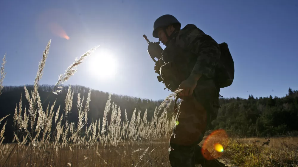 ﻿- terensko usposabljanje vojakov prostovoljcev - pripadniki 59. generacija PSVR vojakov prostovoljcev, ki so na služenju v Vipavi, - 16.11.2015 - Slovenska vojska (SV) - Vojaško vadbišče Bloke - usposabljanje vojakov prostovoljcev - prostovoljno služenje vojaškega roka - vojak prostovoljec - vojak na prostovoljnem služenju vojaškega roka//FOTO: Tomaž SkaleOPOMBA: ZA OBJAVO V PRILOGI – DNEVNIKOV OBJEKTIV - REPORTAŽA 2015