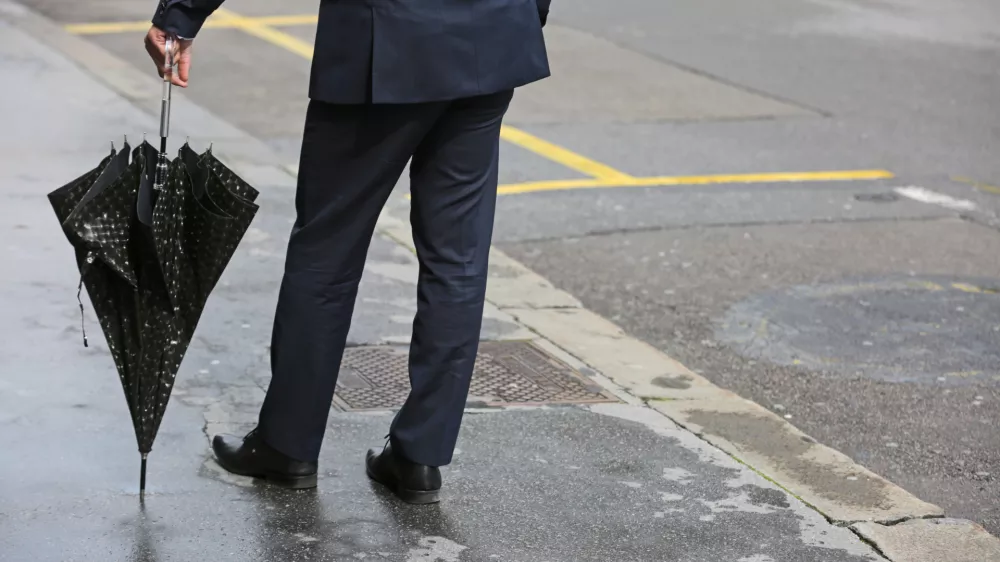 - 19.05.2016 - vodja poslanske skupine SD Matjaž Han, simbolična fotografija - dežnik - poslanci - politiki///FOTO: Luka Cjuha.