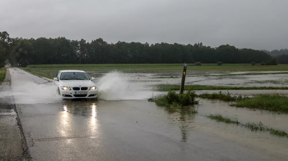 Ljubljansko barje- 16.09.2022 - Močno deževje in poplave v Ljubljani - neurje - meteorna voda je zalila več garaž, podhodov, kletnih in stanovanjskih prostorov, Foto: Luka Cjuha