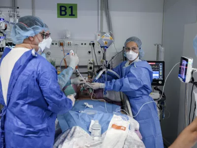 - simbolična fotografija - zdravstvo, zdravnik, medicinska sestra, medicinsko osebje, pacient, bolnica, bolnišnica- 12.03.2025 - ministrica za zdravje Valentina Prevolnik Rupel si je na delovnem obisku v Univerzitetnem kliničnem centru (UKC) ogledala tekoče investicije//FOTO: Jaka Gasar