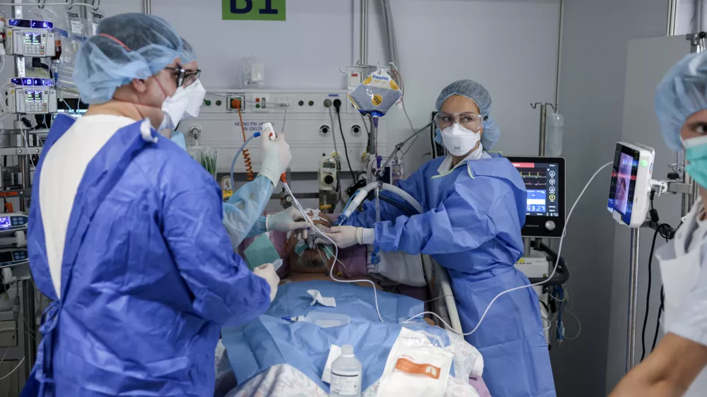 - simbolična fotografija - zdravstvo, zdravnik, medicinska sestra, medicinsko osebje, pacient, bolnica, bolnišnica- 12.03.2025 - ministrica za zdravje Valentina Prevolnik Rupel si je na delovnem obisku v Univerzitetnem kliničnem centru (UKC) ogledala tekoče investicije//FOTO: Jaka Gasar