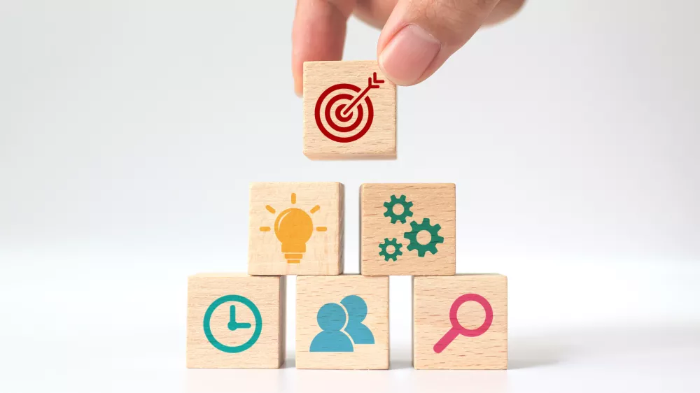 Umetnost privabljanja in zadrževanja najboljših talentov torej daleč presega le povečanje plače, saj gre za oblikovanje celovite izkušnje zaposlenih, ki poudarja fleksibilnost, poklicni razvoj in duševno zdravje. 