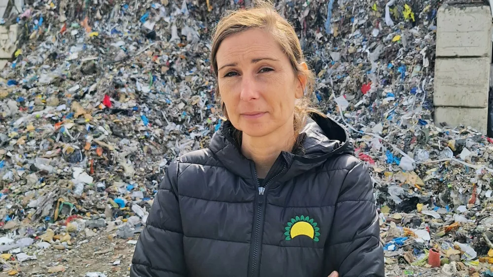 »V regijskih centrih za ravnanje z odpadki se že od leta 2023 soočamo z nerešljivimi problemi. Odpadki se kopičijo in ne vemo več, kam z njimi,« opozarja Simona Biro, direktorica Cerop Puconci. Foto: Tomaž Klipšteter