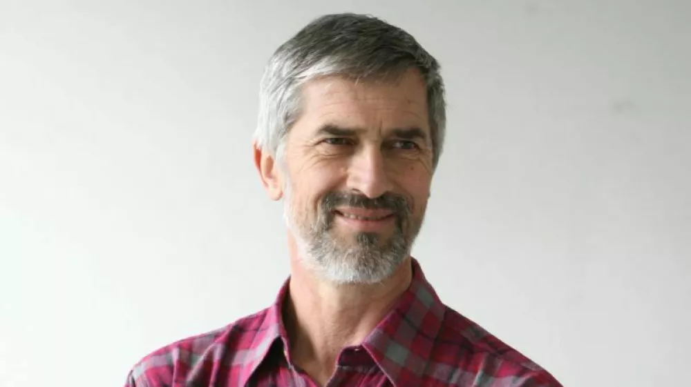 Andrej Velkavrh, meteorolog - vremenoslovec in dolgoletni televizijski napovedovalec vremena, prognostik v Uradu za meteorologijo pri ARSO - Agencija RS za okolje, kolumnist- Dnevnik 2016 - portreti za komentarje in kolumne - kolumnisti - novinarji//FOTO: Toma Skale