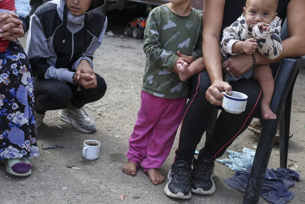 - romsko naselje Dobruška vas- 19.09.2024 - V Kulturnem domu v Škocjanu je bila seja Medresorske vladne komisije za urejanje položaja Romov, medtem bo pred kulturnim domom tudi protestni shod//FOTO: Jaka Gasar / Foto: Jaka Gasar