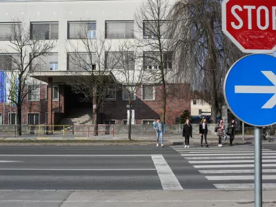 ﻿prometni znak - stop - obvezna smer - prehod za pešce- 11.02.2020 - Gimnazija Vič, Tržaška cesta 72, Ljubljana //foto: Bojan Velikonja