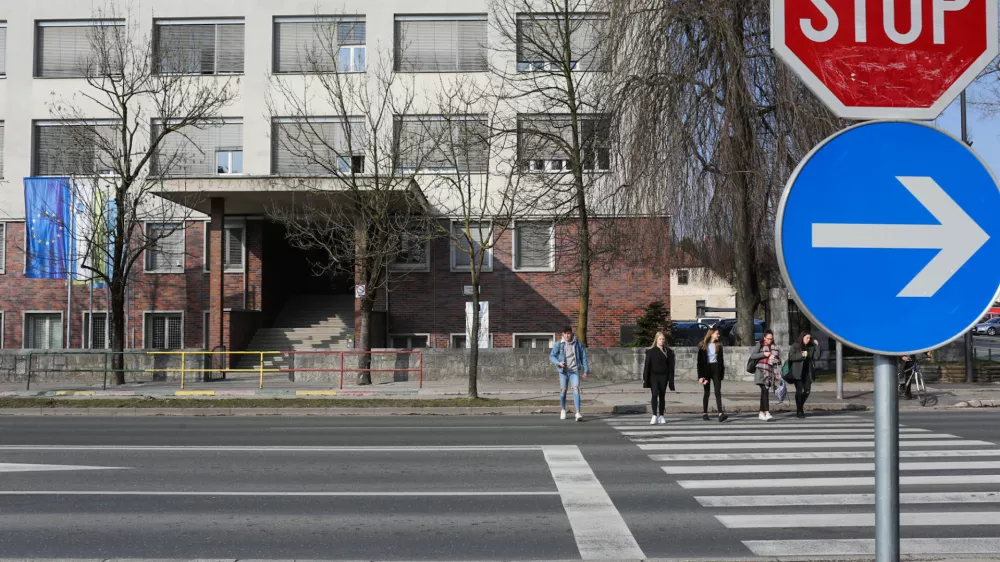 ﻿prometni znak - stop - obvezna smer - prehod za pešce- 11.02.2020 - Gimnazija Vič, Tržaška cesta 72, Ljubljana //foto: Bojan Velikonja
