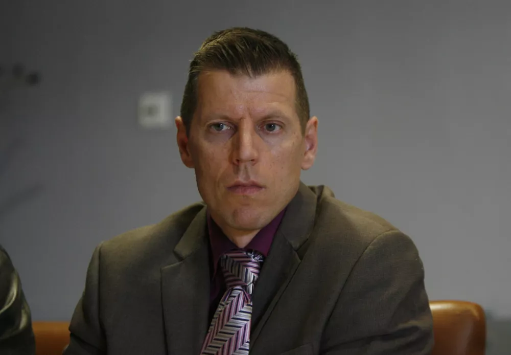 Namesto, da bi šli v obljubljeno povišanje osnovnih plač voznega osebja, so se delodajlci poslužili bližnjice z uvozom tuje delovne sile s Filipinov. Foto: Bojan Velikonja