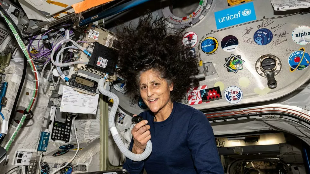 Sunita Williams avgusta 2024 prek radia z ISS odgovarja na vprašanja indonezijskih študentov. 