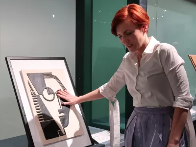 Ministrica za kulturo dr. Asta Vrečko podpira idejo, da taktilna galerija nadaljuje svoj delo tudi po koncu projekta EPK. / Foto: Nataša Bucik Ozebek