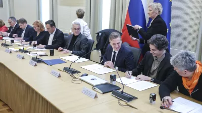 Lidija Jerkič, Luka Mesec, Matjaž Han, Robert Golob, Klemen Boštjančič, Marjan Trobiš- 02.04.2025 - podpis dogovora socialnih partnerjev o noveli zakona o pokojninskem in invalidskem zavarovanju, na katerem bodo predstavili usklajene spremembe sistema pokojninskega in invalidskega zavarovanja//FOTO: Jaka Gasar