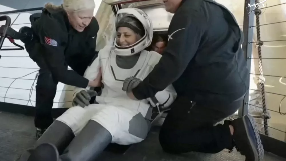 Suni Williams so takole pomagali po povratku na Zemljo.  / Foto: Reuters/Nasa