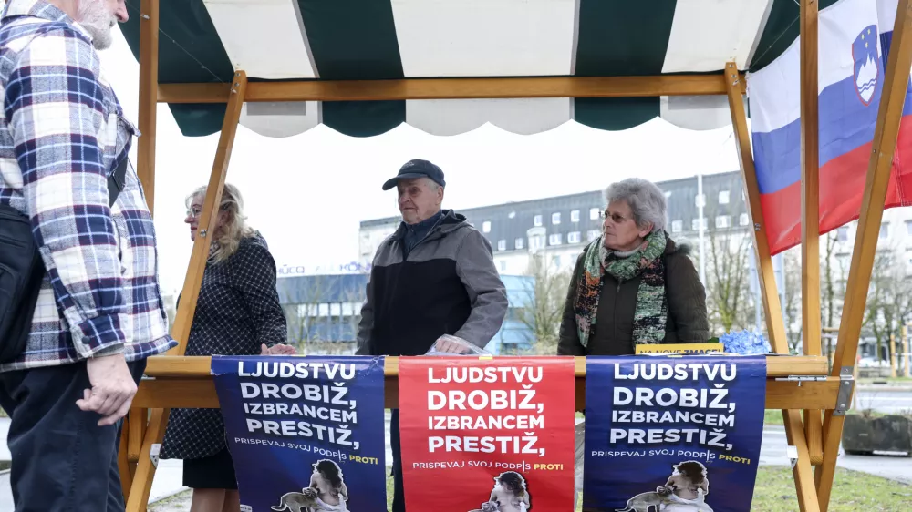 - 13.03.2025 - Janez Jan&scaron;a oddal svoj podpis PROTI PRIVILEGIJEM na Upravni enoti, Linhartova - referendum, plakati, SDS//FOTO: Jaka Gasar