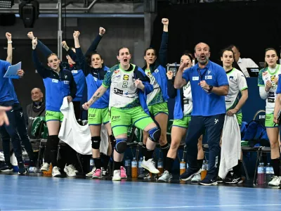 Slovenska ženska rokometna reprezentanca po uvrstitvi na OI v Pariz 