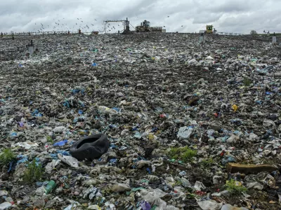 ﻿- Deponija Barje 2013 - ljubljansko odlagališče nenevarnih komunalnih odpadkov - smetišče - dan odprtih vrat SNAGA- prikazali sistem zbiranja in ravnanja z odpadki; Cesta dveh cesarjev - smetišče    //FOTO: Jaka Gasar