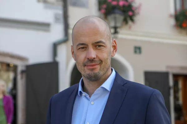 Tine Radinja, župan Občine Škofja Loka: »Ob načrtovanju javnega prevoza je treba imeti v mislih tiste, ki ga največ uporabljajo, vključno z ranljivimi skupinami.« Foto: Luka Cjuha