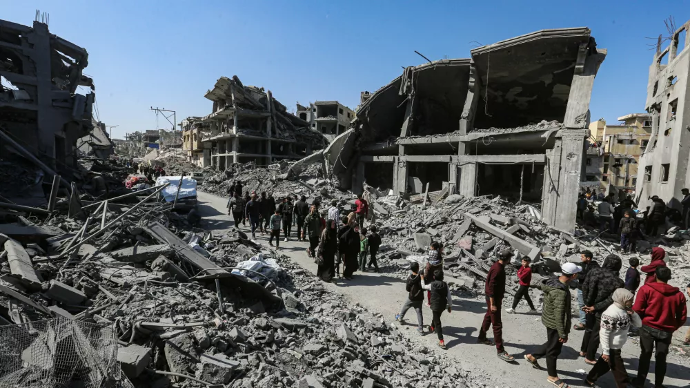 24 March 2025, Palestinian Territories, Gaza: Palestinians inspect the damage caused by an Israeli airstrike on the Shujaiya neighborhood east of Gaza City. Photo: Omar Ashtawy/APA Images via ZUMA Press Wire/dpa