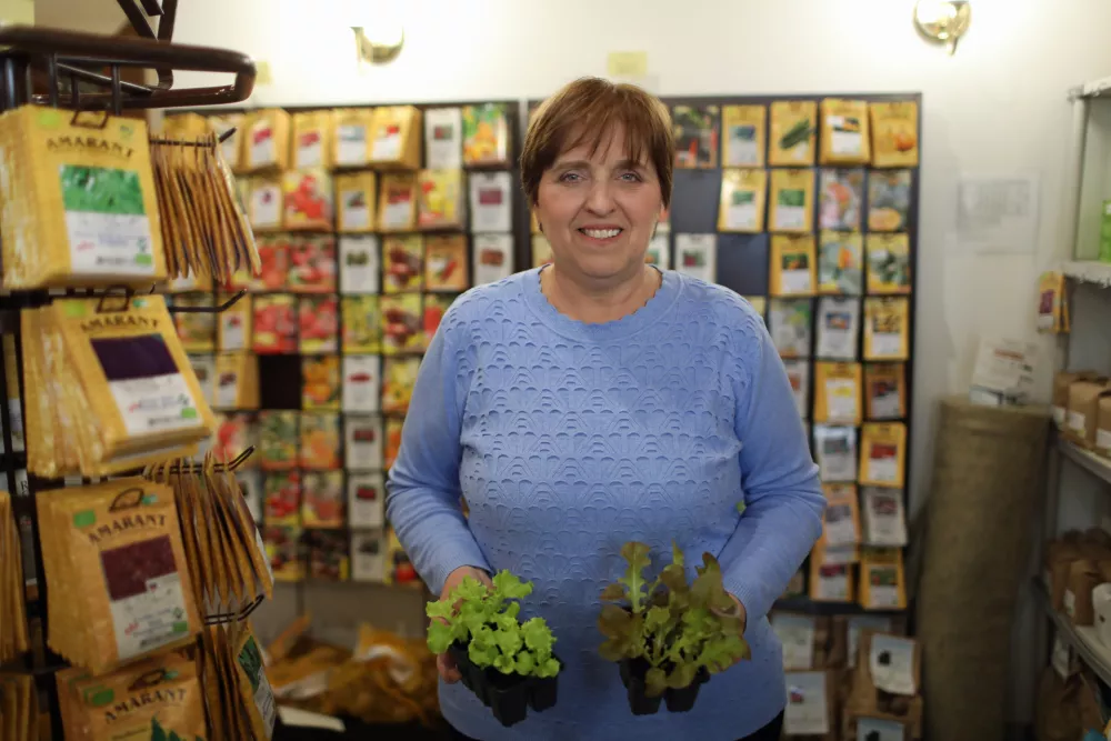 Pravi, da reklamacije rešuje sama, ker le tako dobi neposreden odziv na svoje delo.  / Foto: Bojan Velikonja