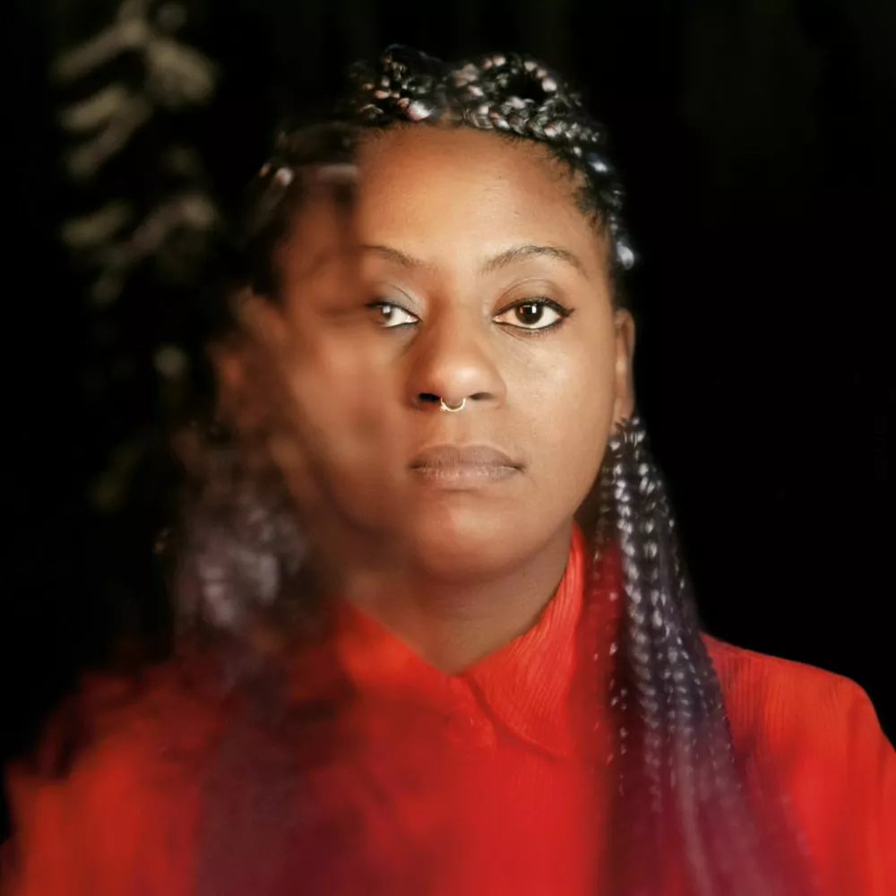 Belgijsko-nigerijska basistka Farida Amadou bo nastopila s panamsko-ameriškim trobentačem Aquilesom Navarrom, s katerim bosta v času festivala (Ne)poslušno vodila tudi glasbeno delavnico. Foto: Niclas Weber / arhiv glasbenice