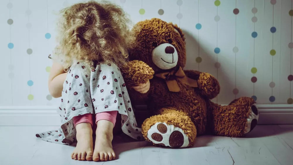 Osem let zapora: Posiljeval mladoletno hčer in jo golo fotografiral