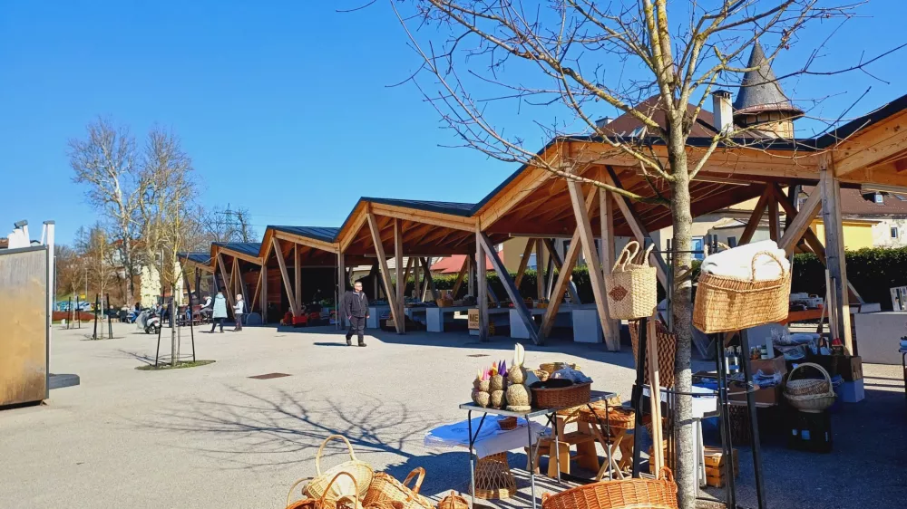 Tržnica Medvode privablja prodajalce in kupce tako iz domače kot tudi sosednjih občin. Foto: Tina Jereb