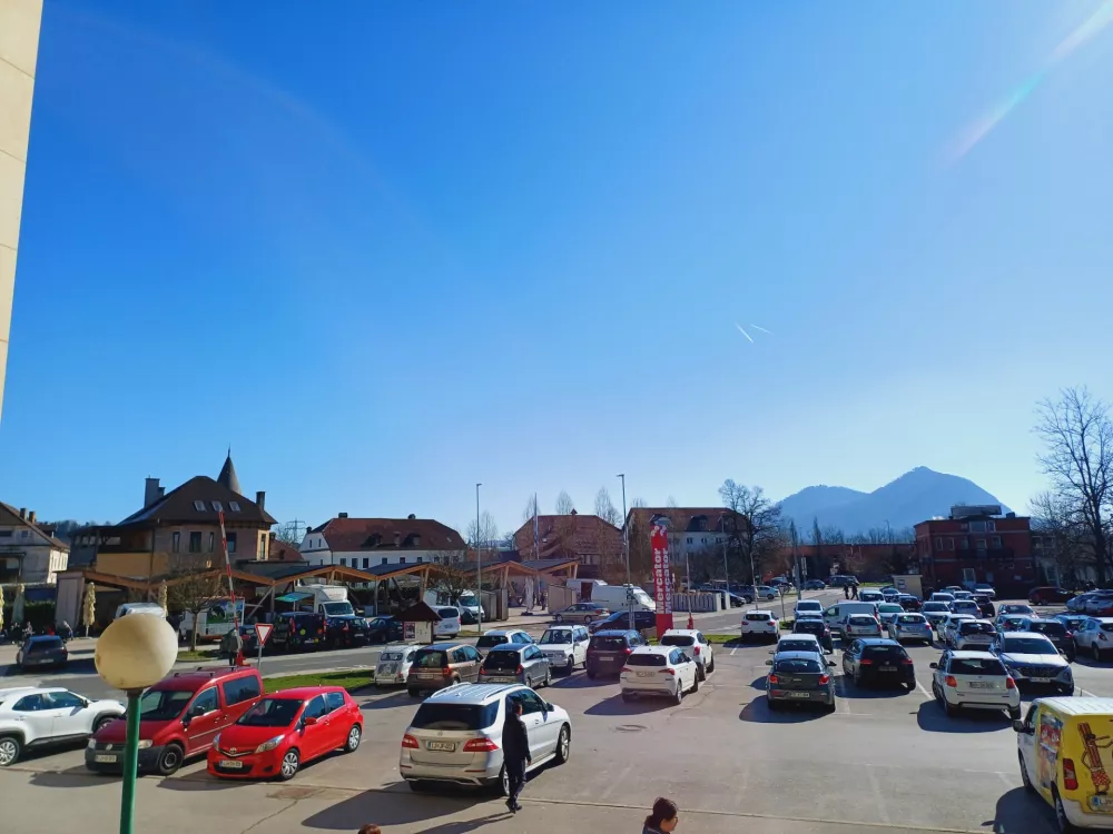 Pristojbina za prodajo na tržnici se zaračunava za prodajo ob sredah in sobotah, za druge dni pa je prodaja s soglasjem upravljalca brezplačna. Foto: Tina Jereb