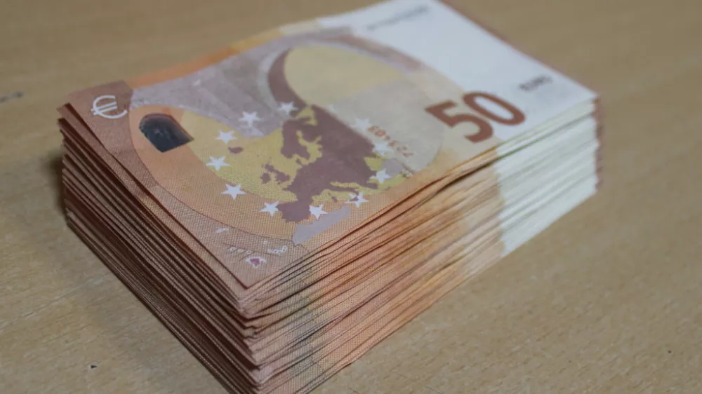 Ponarejeni bankovci, ponarejen denar