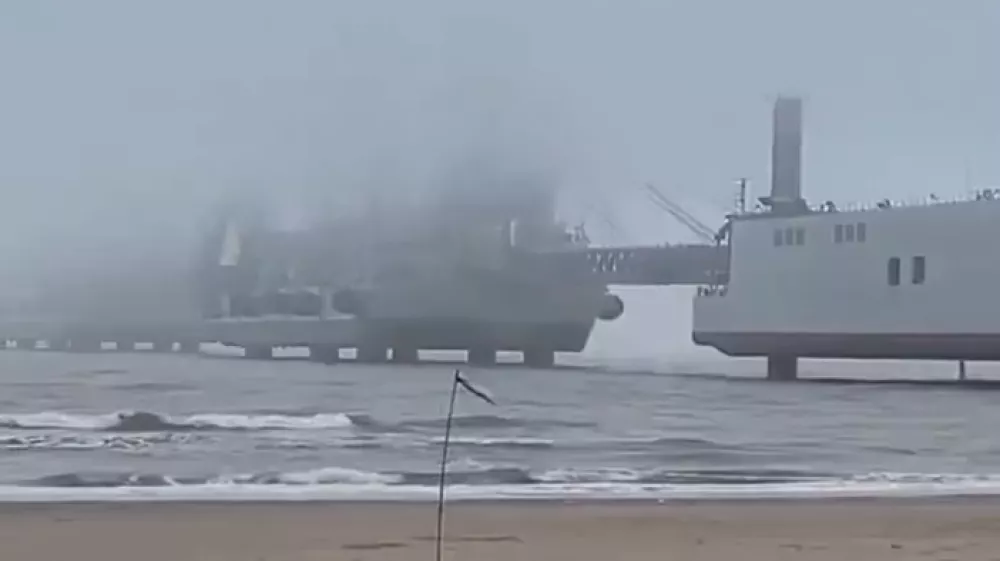 Nove kItajske ladje, ki lahko tvorijo premični pomol.