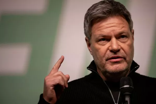03 February 2025, North Rhine-Westphalia, Bochum: Robert Habeck, German Minister of Economics and candidate for Chancellor of Alliance 90/The Greens, speaks on stage during the "political brunch" at the RuhrCongress, a campaign event for the Bundestag elections. Photo: Fabian Strauch/dpa