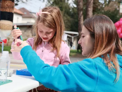 To je tudi priložnost, da se z znanostjo spoznajo najmlajši. / Foto: Radojko Jaćimović/ijs