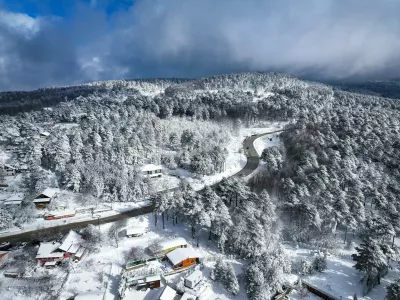 BURSA, TURKIYE - NOVEMBER 24: An aerial view of roads and forest on Uludag covered in snow during winter season in Bursa, Turkiye on November 24, 2024. Mustafa Bikec / Anadolu/ABACAPRESS.COM,Image: 938493957, License: Rights-managed, Restrictions:, Model Release: noFoto: Profimedia