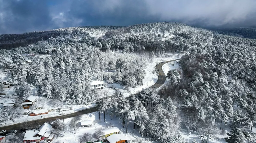 BURSA, TURKIYE - NOVEMBER 24: An aerial view of roads and forest on Uludag covered in snow during winter season in Bursa, Turkiye on November 24, 2024. Mustafa Bikec / Anadolu/ABACAPRESS.COM,Image: 938493957, License: Rights-managed, Restrictions:, Model Release: noFoto: Profimedia