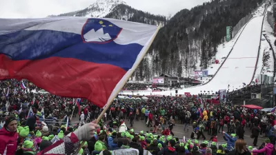 ﻿- skakalnica - letalnica bratov Gorišek - navijači - slovenska zastava - 17.03.2016 - Planica 2016. - FIS Finale svetovnega pokala v smučarskih skokih - uradni trening in prva od štirih tekem za svetovni pokal.- odpadla tekma iz Titisee Neustadta. - kvalifikacije ///FOTO: Luka Cjuha